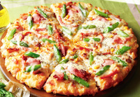 モッツァレラとアスパラベーコンのピザ 